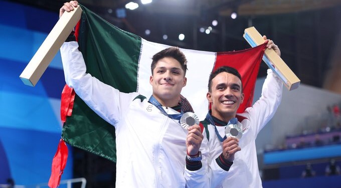 Osmar Olvera y Juan Celaya ganan medalla de plata en trampo