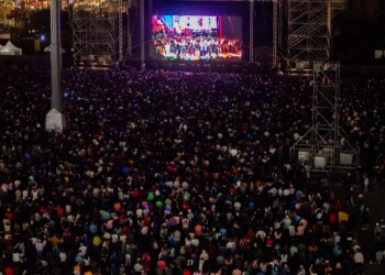 Más de 70 mil personas se reunieron en el Zócalo para proyección de concierto de Juan Gabriel