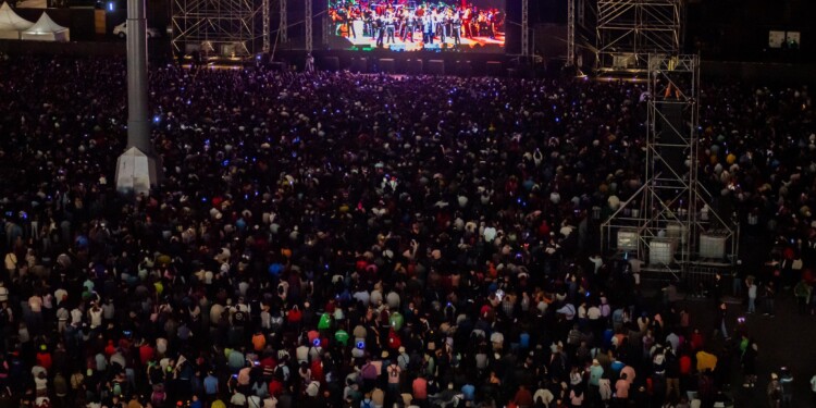 Más de 70 mil personas se reunieron en el Zócalo para proyección de concierto de Juan Gabriel