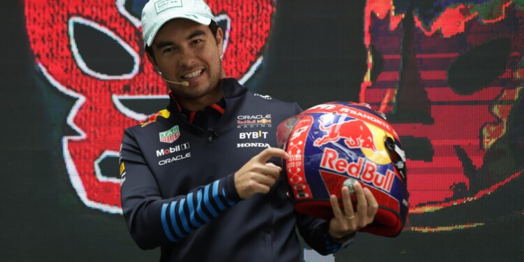 “Checo” Pérez rinde tributo a la lucha libre en casco que usará en el Gran Premio de México