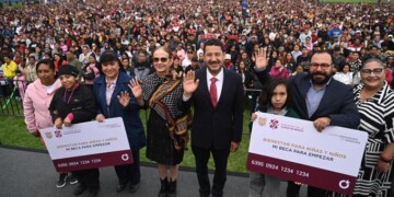 Martí Batres realiza su última entrega de tarjetas de becas para estudiantes de la CDMX