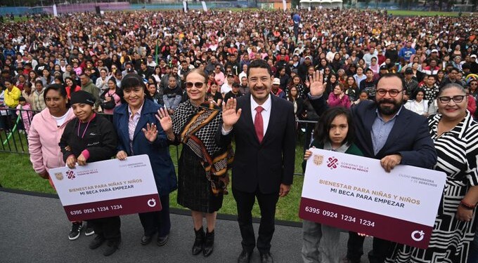 Martí Batres realiza su última entrega de tarjetas de becas para estudiantes de la CDMX