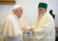 Papa Francisco se lesiona un brazo tras fuerte caída