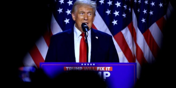 West Palm Beach (United States), 06/11/2024.- Republican presidential candidate Donald J. Trump addresses supporters at the Election Night watch party in the West Palm Beach Convention Center in West Palm Beach, Florida, USA, 06 November 2024. (Elecciones) EFE/EPA/CRISTOBAL HERRERA-ULASHKEVICH