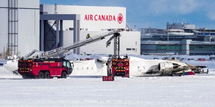 Avión de Delta vuelca en Toronto