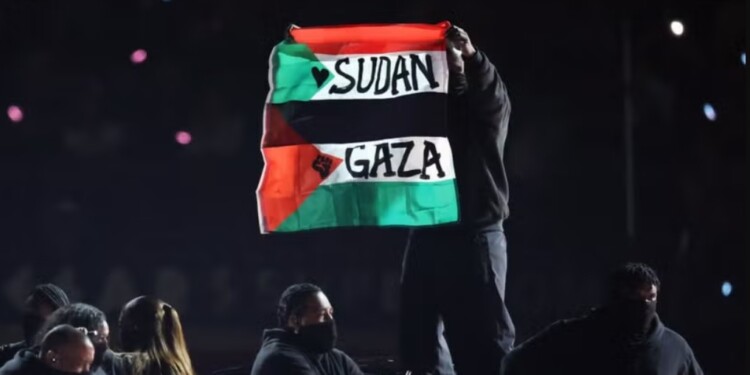 Bailarin protesta en pro de Palestina durante el Super Bowl