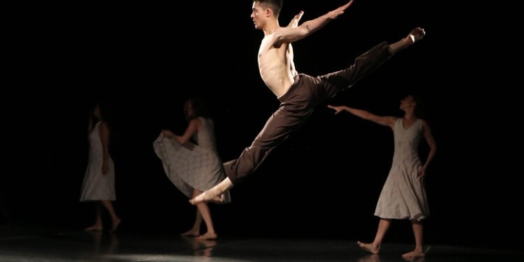 Bailarines y compañías de danza se preparan para el 18° Encuentro Plural de Danza en el Centro Cultural Ollin Yoliztli, un evento que celebra la diversidad y expresión artística en la CDMX.