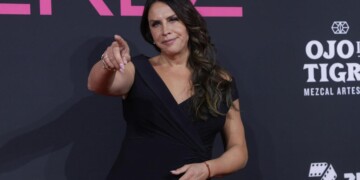 Karla Sofía Gascón responde a Netflix en redes sociales