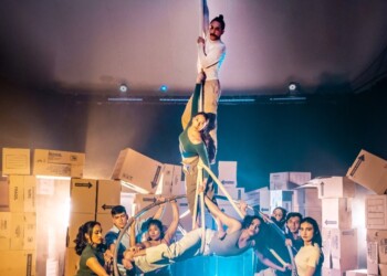 Estudiantes de la Licenciatura en Artes Circenses Contemporáneas presentan "MOMO o la extraña historia de los ladrones de tiempo", un espectáculo de circo, teatro y danza que invita a reflexionar sobre el valor del tiempo.