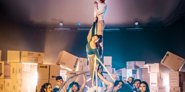 Estudiantes de la Licenciatura en Artes Circenses Contemporáneas presentan "MOMO o la extraña historia de los ladrones de tiempo", un espectáculo de circo, teatro y danza que invita a reflexionar sobre el valor del tiempo.