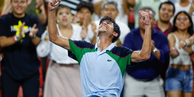 Rodrigo Pacheco celebra su histórica victoria en el Abierto Mexicano Telcel, convirtiéndose en el primer mexicano en ganar un partido del cuadro principal en Acapulco desde 2011.