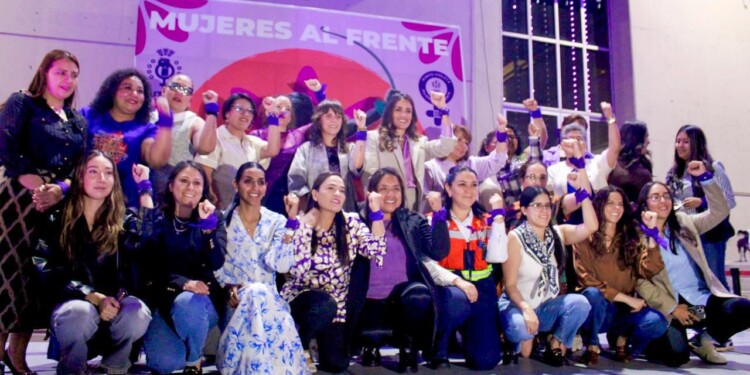 Alcaldesa Alessandra Rojo de la Vega lidera el 8M en Cuauhtémoc con conferencia y encendido de luminarias violetas.