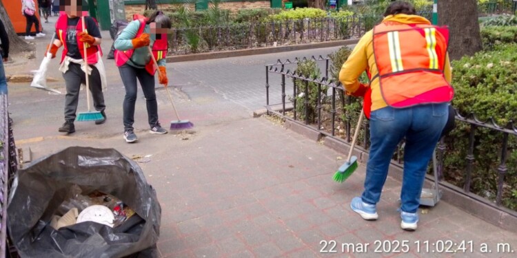 Trabajadores y vecinos participan en la jornada ‘Limpia Cuauhtémoc’ encabezada por la alcaldesa Alessandra Rojo de la Vega en la colonia Doctores, como parte de la recuperación del espacio público.