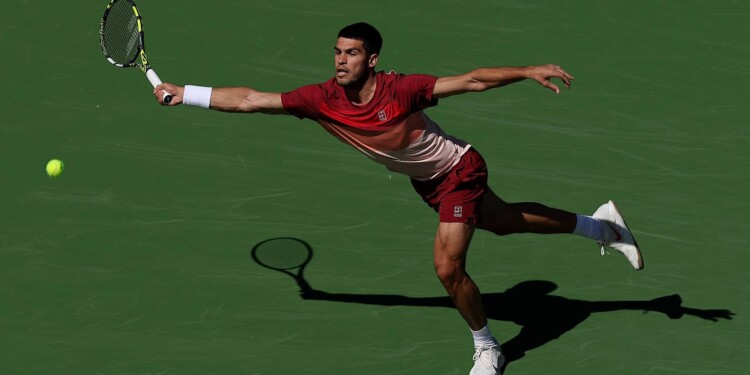 Carlos Alcaraz inicia con victoria en Indian Wells 2025, sumando 13 triunfos consecutivos en el torneo y buscando su tercer título seguido.