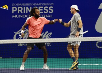 Christian Harrison y Evan King celebran su victoria en el Abierto Mexicano Telcel 2025, conquistando el título de dobles con un contundente triunfo en Acapulco.