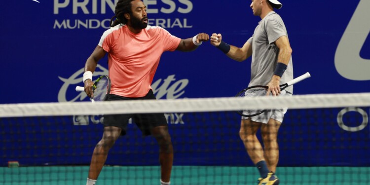 Christian Harrison y Evan King celebran su victoria en el Abierto Mexicano Telcel 2025, conquistando el título de dobles con un contundente triunfo en Acapulco.