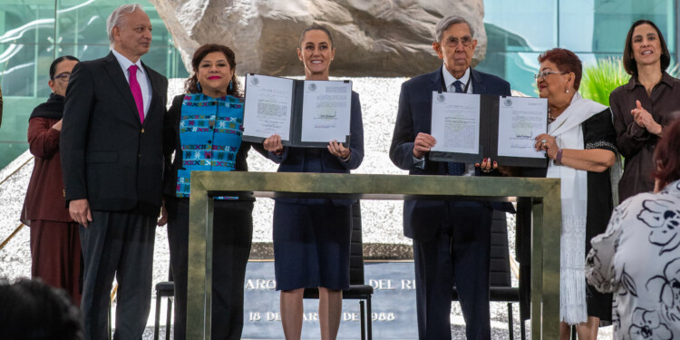 Claudia Sheinbaum y Clara Brugada conmemoran el 87º aniversario de la Expropiación Petrolera, destacando la soberanía energética y el fortalecimiento de PEMEX y CFE como empresas públicas.