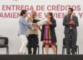 La Jefa de Gobierno, Clara Brugada, durante la entrega de créditos para el mejoramiento de vivienda en CDMX, acompañada de familias beneficiarias en el Monumento a la Revolución.