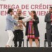 La Jefa de Gobierno, Clara Brugada, durante la entrega de créditos para el mejoramiento de vivienda en CDMX, acompañada de familias beneficiarias en el Monumento a la Revolución.