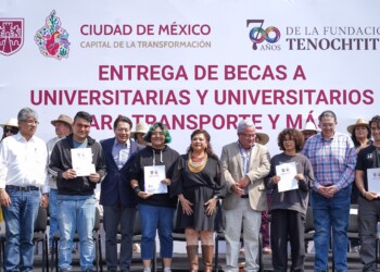 Clara Brugada entrega becas del programa “Transporte y Más” a estudiantes universitarios en el Zócalo capitalino.