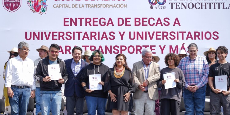 Clara Brugada entrega becas del programa “Transporte y Más” a estudiantes universitarios en el Zócalo capitalino.