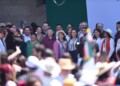 Clara Brugada en el Zócalo capitalino, durante la Asamblea Informativa, reafirmando la defensa de la soberanía y el fortalecimiento de la relación bilateral con EE.UU.