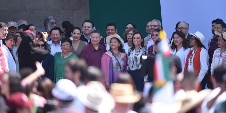 Clara Brugada en el Zócalo capitalino, durante la Asamblea Informativa, reafirmando la defensa de la soberanía y el fortalecimiento de la relación bilateral con EE.UU.