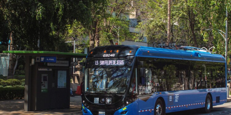 El Trolebús de la Ciudad de México celebra 74 años, consolidándose como una alternativa clave en el transporte público.