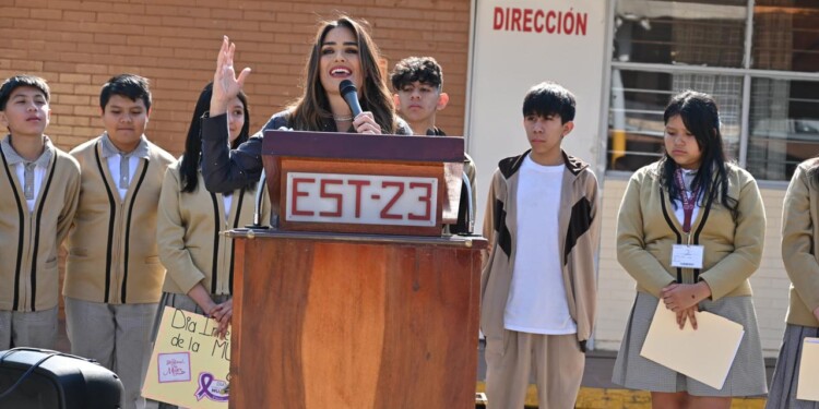 Estudiantes de secundaria en la Alcaldía Cuauhtémoc presentan proyectos para el Presupuesto Participativo 2025, en un ejercicio impulsado por la alcaldesa Alessandra Rojo de la Vega y el IECM.