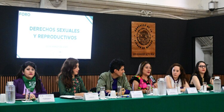 Legisladoras y especialistas participan en el foro del Congreso de la CDMX sobre derechos sexuales y reproductivos, impulsando la educación sexual y la igualdad de género.