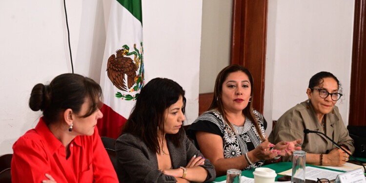 Foro en el Congreso de CDMX promueve la menstruación digna como un derecho humano. Legisladoras y especialistas debaten sobre gestión menstrual, equidad de género y acceso a insumos básicos.