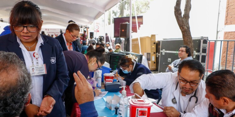 La Jefa de Gobierno, Clara Brugada, durante su recorrido por Iztacalco como parte del programa Casa por Casa, donde anunció mejoras en escuelas, calles y servicios públicos.