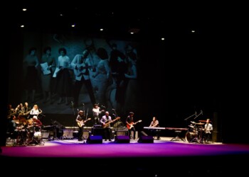 El Teatro de la Ciudad Esperanza Iris se llena de rock y nostalgia en el homenaje a Javier Bátiz, una leyenda del rock mexicano cuyo legado sigue vivo.