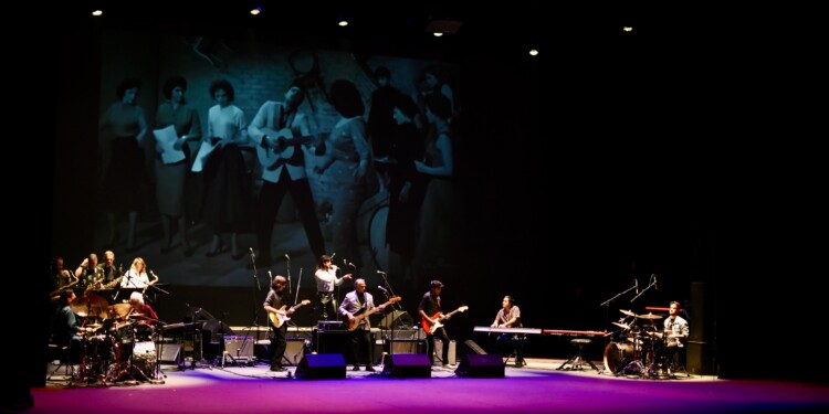 El Teatro de la Ciudad Esperanza Iris se llena de rock y nostalgia en el homenaje a Javier Bátiz, una leyenda del rock mexicano cuyo legado sigue vivo.