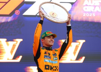 Lando Norris celebra su victoria en el GP de Australia 2025 tras una carrera caótica bajo la lluvia en Melbourne.