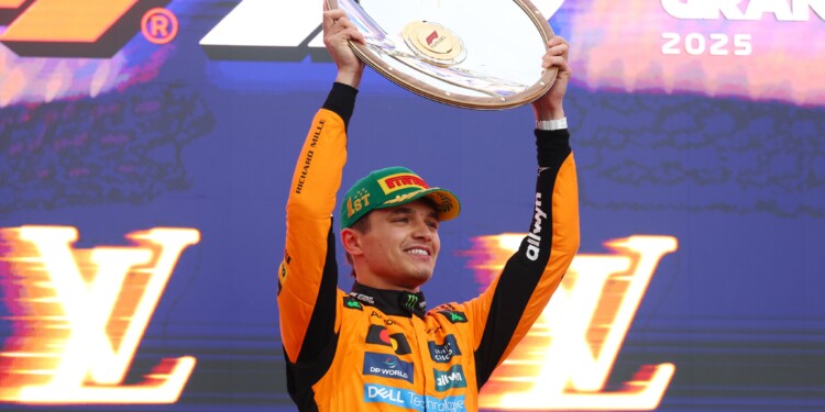 Lando Norris celebra su victoria en el GP de Australia 2025 tras una carrera caótica bajo la lluvia en Melbourne.