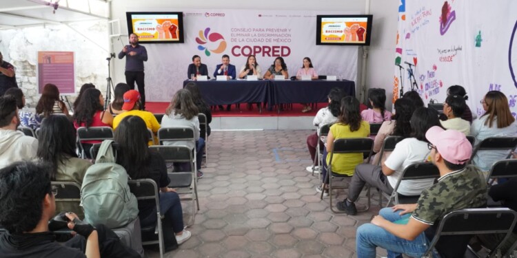 Representantes de COPRED, UNESCO y autoridades capitalinas durante la presentación de la campaña #EsRacismo y el decálogo contra la discriminación racial en la Ciudad de México.