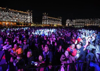 Asistentes disfrutan de conciertos gratuitos en distintas sedes de la Ciudad de México durante la Noche de Primavera 2025, una celebración musical y cultural que reunió a más de 240 mil personas.