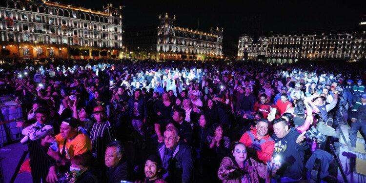 Asistentes disfrutan de conciertos gratuitos en distintas sedes de la Ciudad de México durante la Noche de Primavera 2025, una celebración musical y cultural que reunió a más de 240 mil personas.