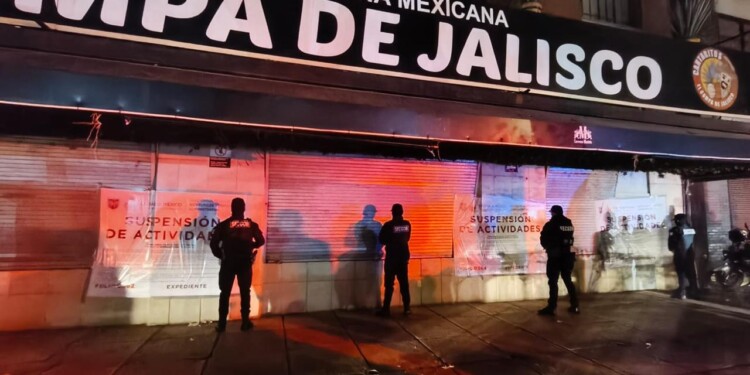 Autoridades capitalinas suspendieron 56 chelerías en cuatro alcaldías durante operativos del programa "La Noche es de Todos", reforzando la seguridad en espacios nocturnos.