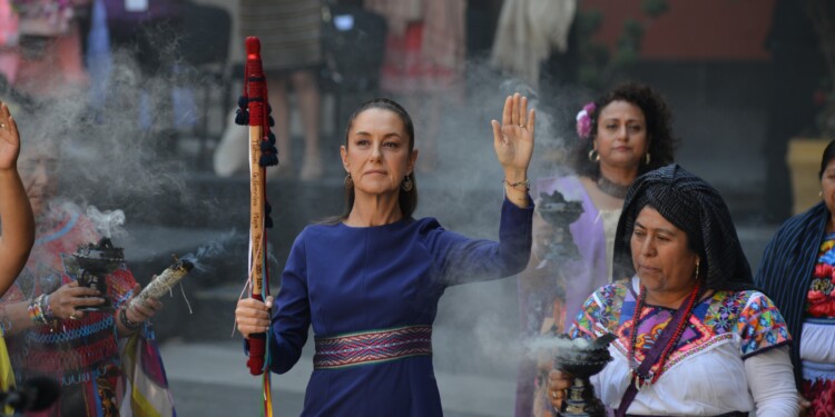 Clara Brugada y Claudia Sheinbaum conmemoran el 8M en Palacio Nacional, destacando avances en igualdad de género y el papel histórico de las mujeres en México.