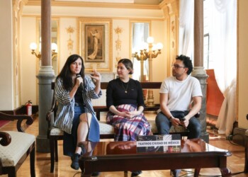 Basada en el poema de Jazmín Olea Montesdeoca, esta puesta en escena aborda el abuso infantil y la resiliencia a través del teatro y la música.