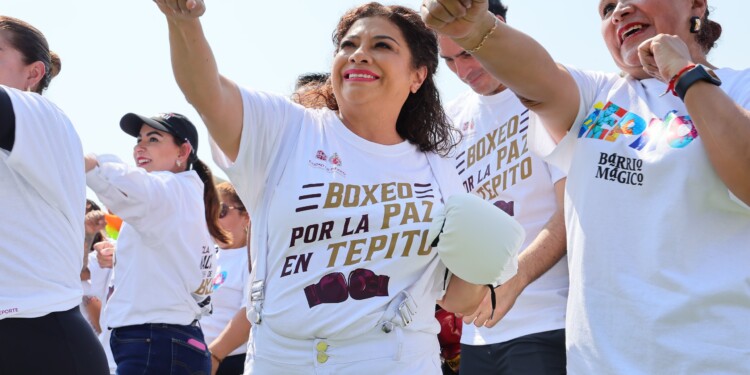 Clara Brugada encabeza la Clase Masiva de Box en Tepito, donde más de 2 mil personas participaron en una jornada por la paz y el deporte.