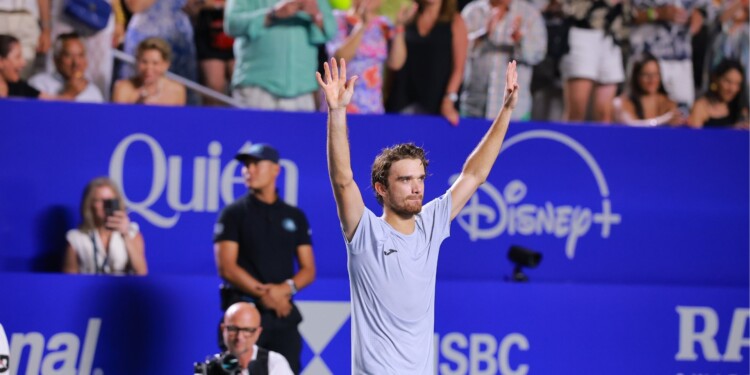 Tomas Machac celebra su primer título ATP tras vencer a Alejandro Davidovich Fokina en la final del Abierto Mexicano Telcel 2025 en Acapulco.