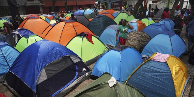 Archivo - Migrantes haitianos acampan en la plaza Giordano Bruno en el vecindario de Juárez en Ciudad de México el 18 de mayo de 2023. El Instituto Nacional de Migración informó el jueves 6 de junio de 2024 del desmantelamiento de un campamento en el que había más de 400 migrantes de distintas nacionalidades, ubicado en un barrio centro de Ciudad de México. (AP Foto/Marco Ugarte, Archivo)