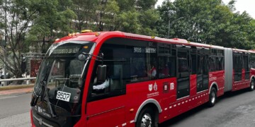 CDMX presenta la primera unidad biarticulada totalmente eléctrica del Metrobús