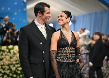 Dua Lipa y Callum Turner confirman su compromiso