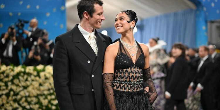 Dua Lipa y Callum Turner confirman su compromiso