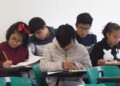 CIUDAD DE MÉXICO, 23JUNIO2019.- Este fin de semana cerca de 310 mil 159 egresados de secundaria realizaron su examen para ingresar al bachillerato en una de las escuelas media superior gratuitas del área metropolitana, nuevamente la UNAM encabeza la lista de la opciones que eligen los jóvenes, cerca de 175 mil 286, aunque la máxima casa de estudios sólo recibirá a 34 mil. Javier Olmedo Badía (en la imagen), vocero de la Comisión Metropolitana de Instituciones Pública de Educación Media Superior (Comipems), señaló que la demanda bajo este año en .05 por cierto respecto a 2018, es decir hubo mil 405 aspirantes menos. La imagen en el Conalep de Coyoacán en donde cientos de estudiantes aplicaron el examen que les permitirá continuar sus estudios, mientras tanto sus padres y familiares los esperaban ansiosos en las puertas del plantel, cuando empezaron a salir los presentes les aplaudían en tono de apoyo, muchos de los aplicantes fueron recibidos por entre abrazos y besos de sus progenitores. 
FOTO: MOISÉS PABLO /CUARTOSCURO.COM
