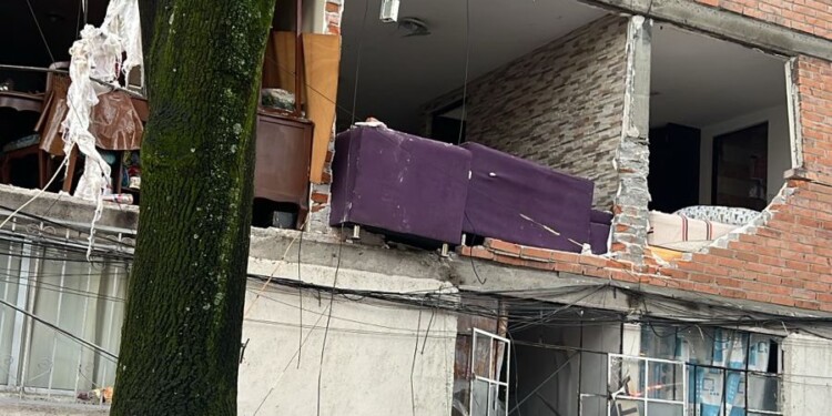 Equipos de Emergencia atienden explosión en la alcaldía Benito Juárez